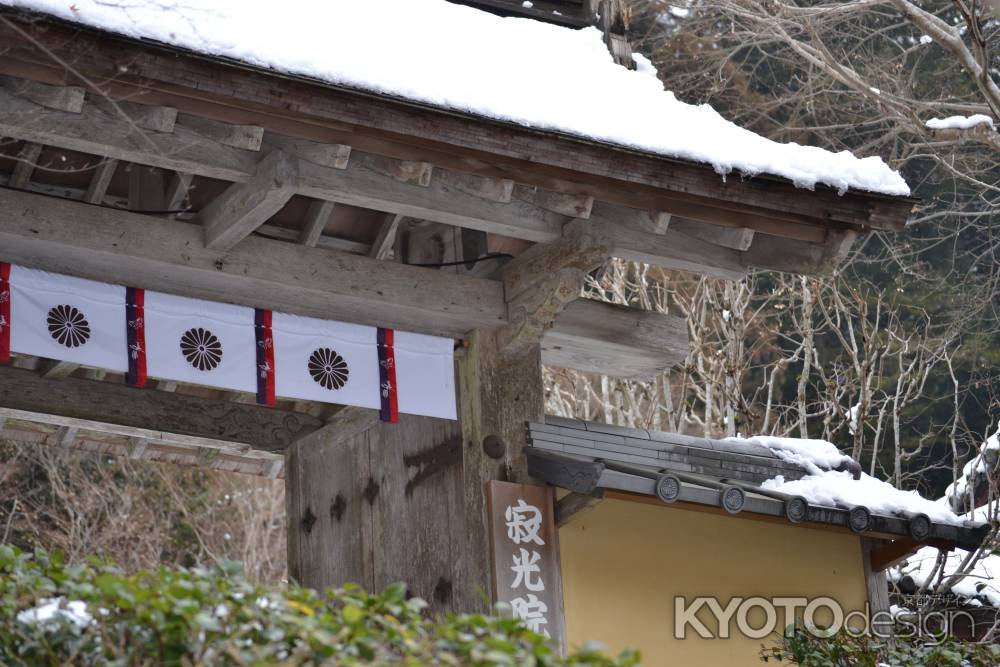 寂光院　雪の山門