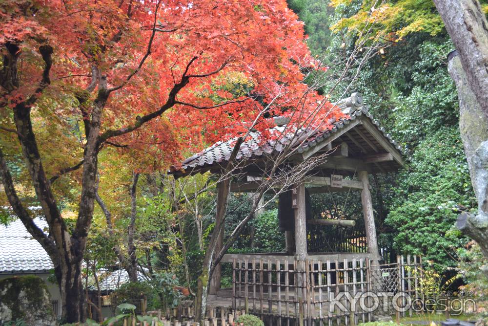 寂光院　紅葉と鐘楼