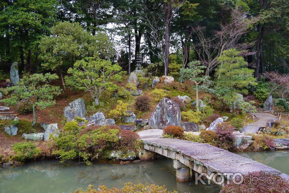 紫雲の庭　石橋と石組