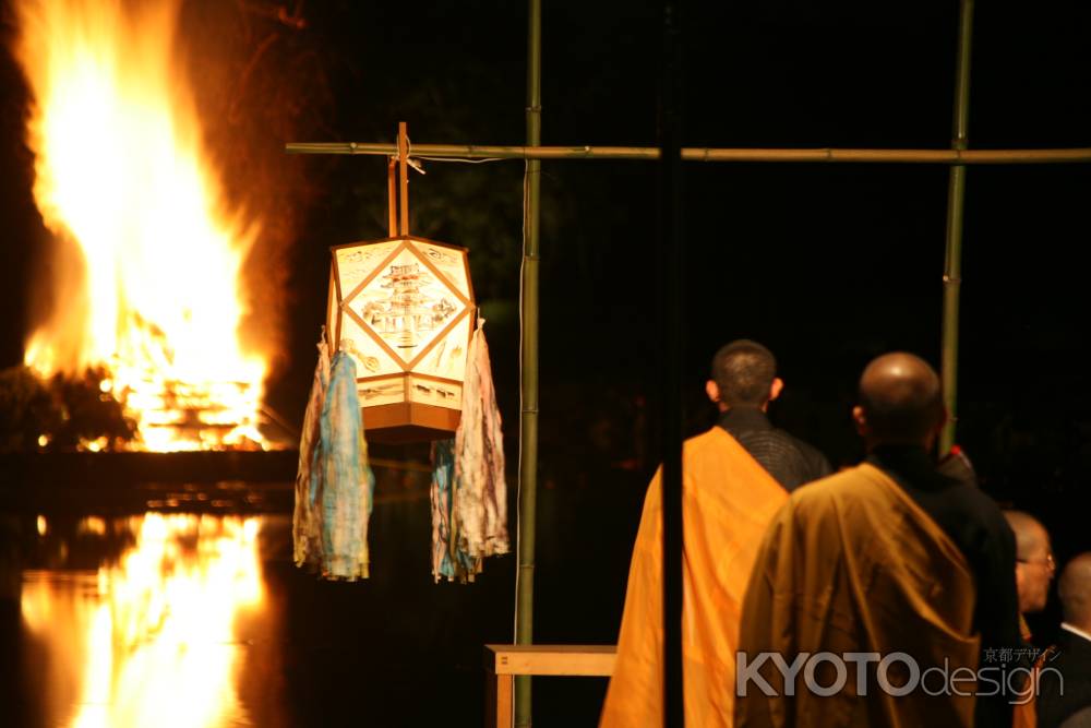 燃え上がる、嵯峨の送り火。