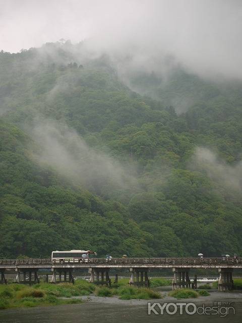 雨の渡月橋