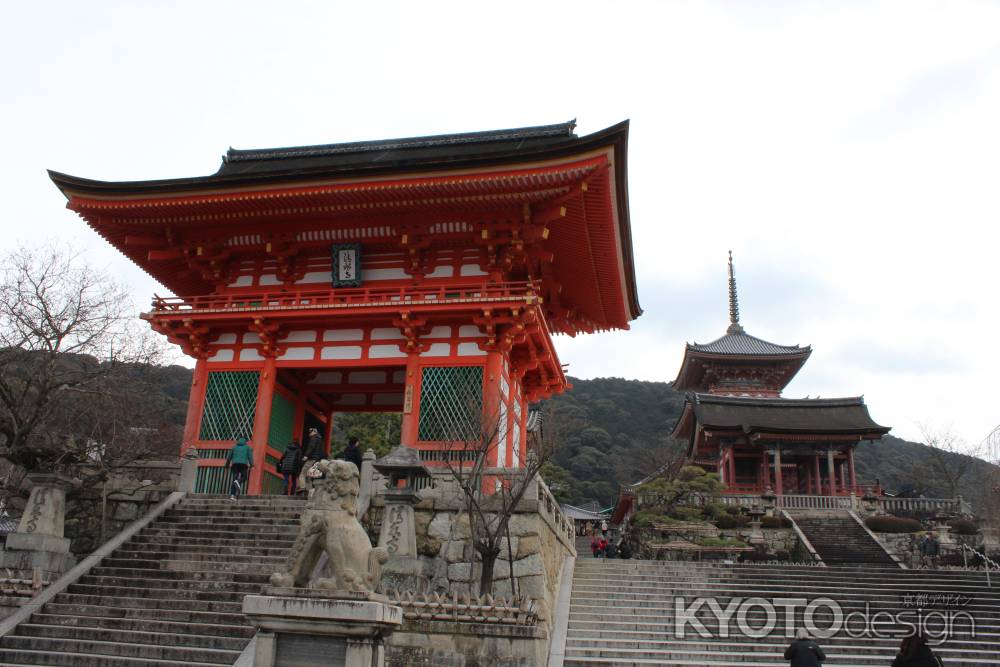 清水寺　仁王門と三重塔