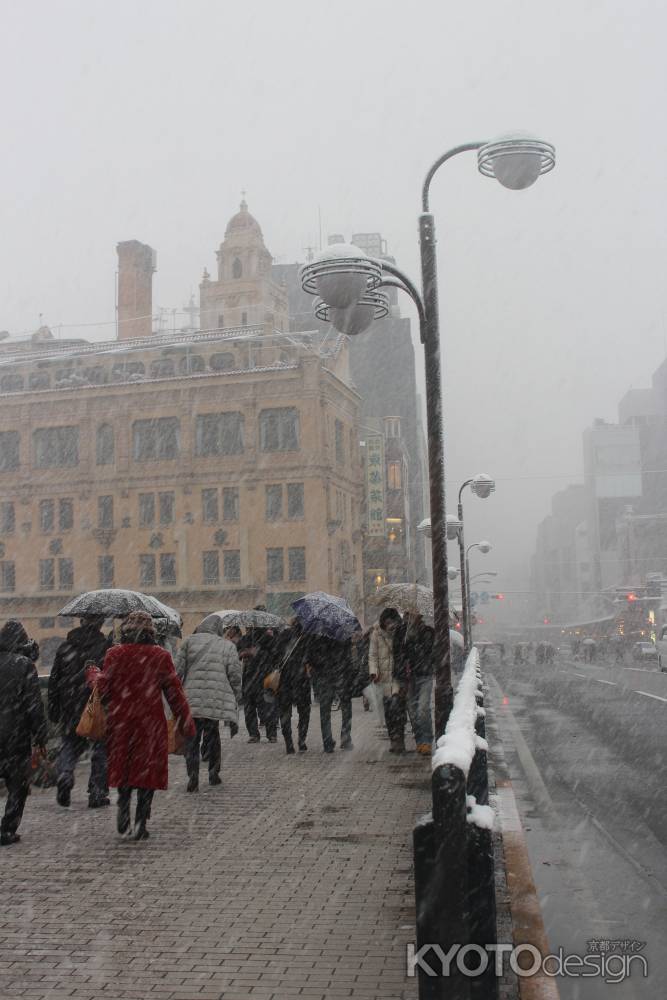 吹雪の四条大橋