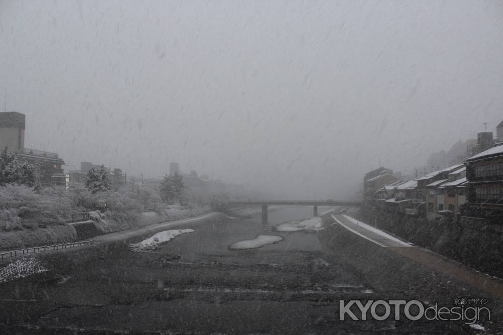 雪にけむる 四条大橋