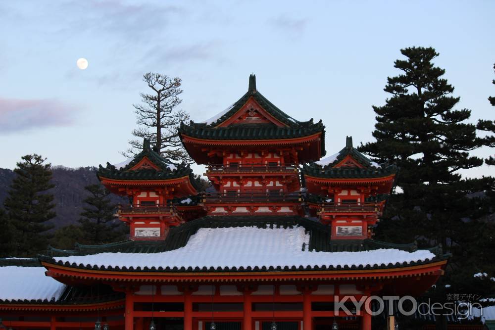 月と平安神宮