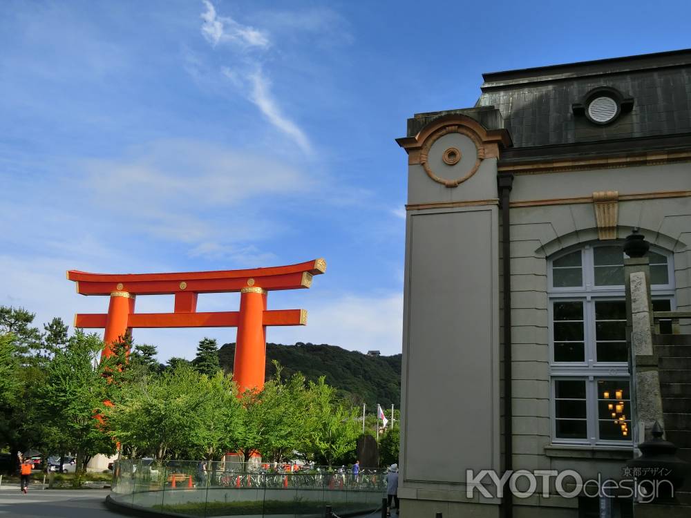 京都府立図書館と平安神宮大鳥居