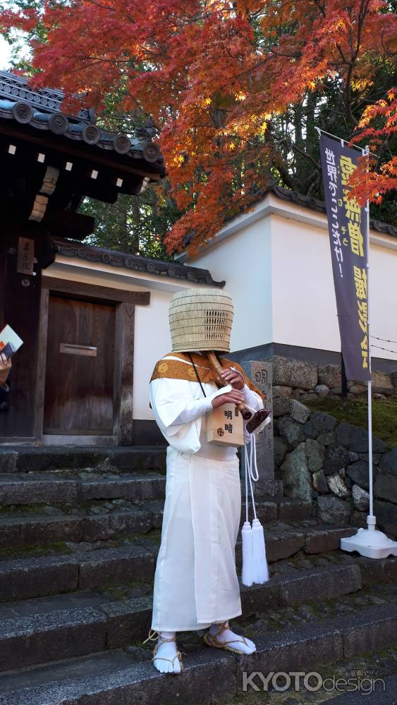 東福寺参道の虚無僧