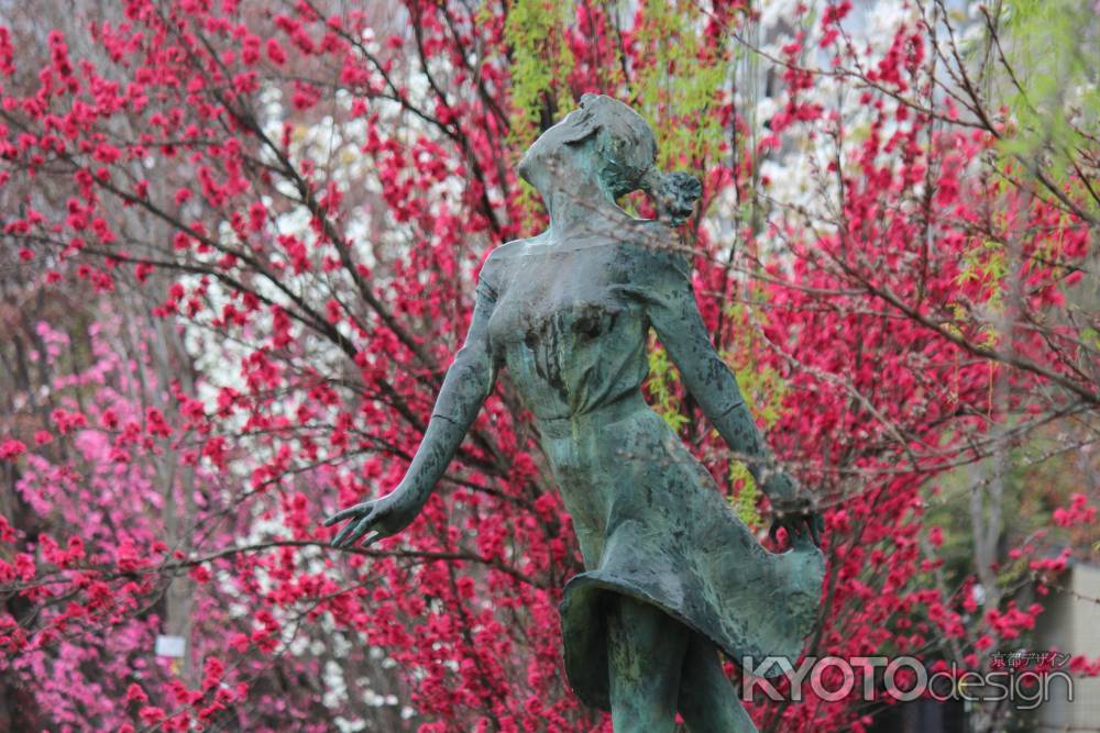 京都府立植物園春の花とブロンズ像