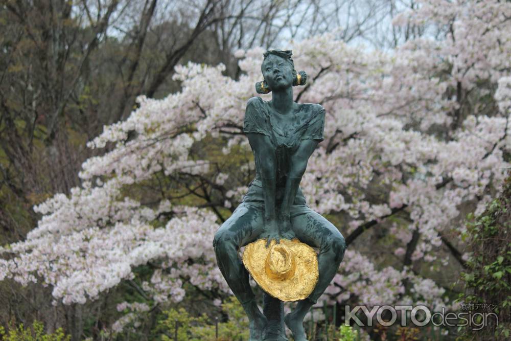 京都府立植物園春の花とブロンズ像