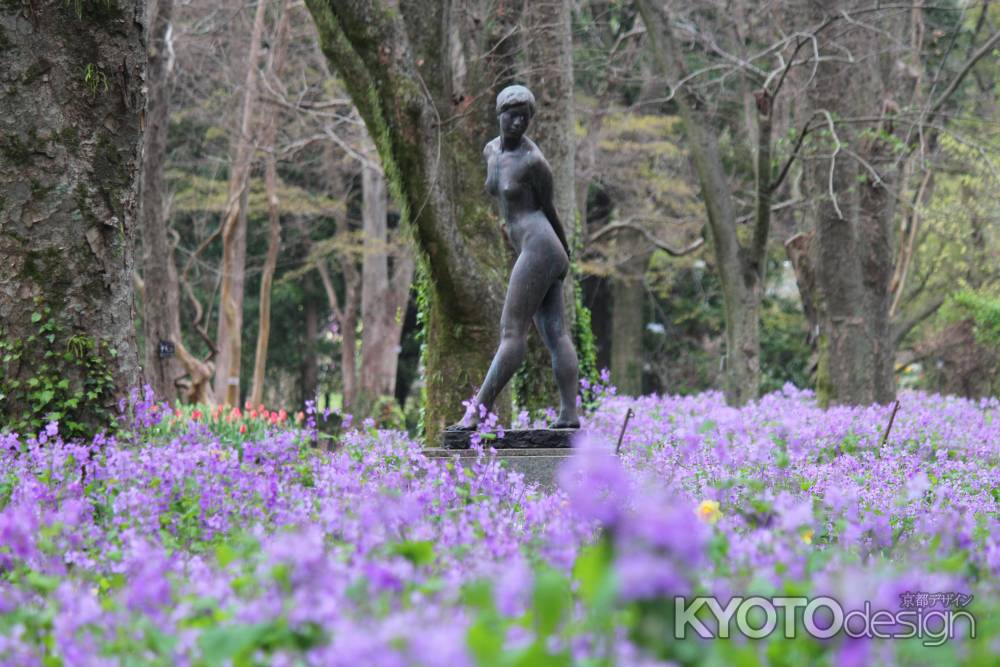 京都府立植物園春の花とブロンズ像