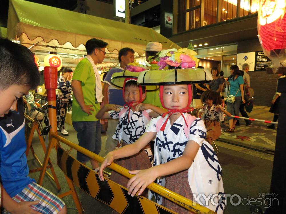 四条傘鉾の踊子の子供たち