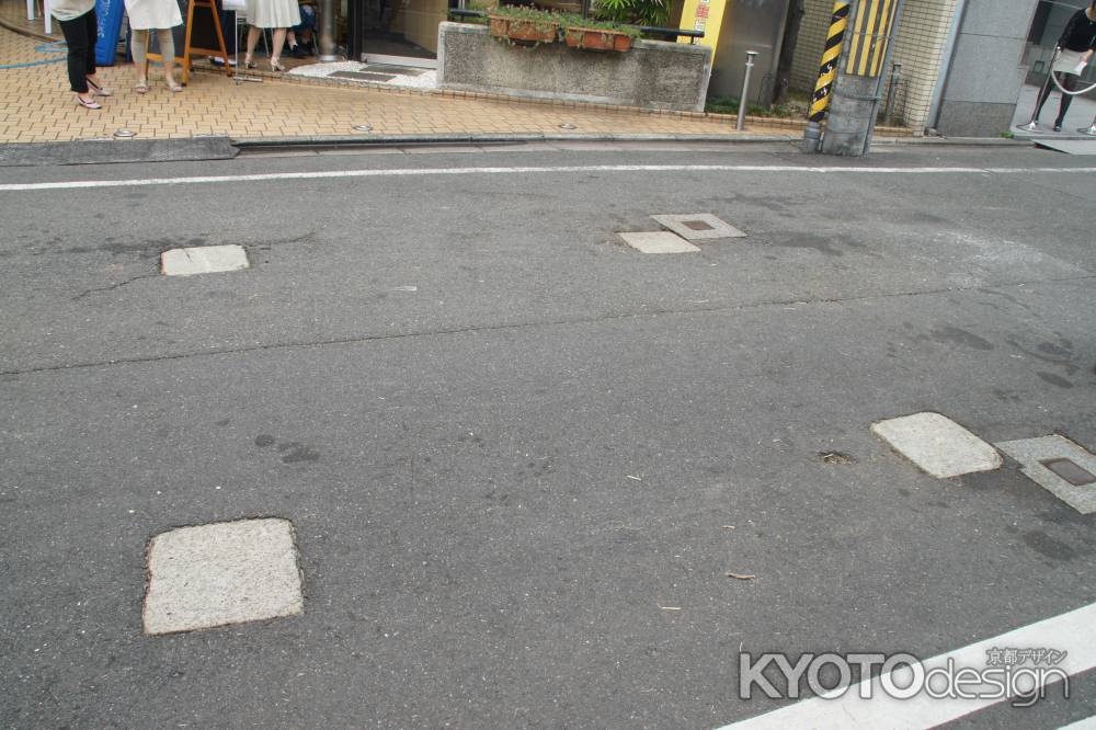 道路に埋め込まれた鉾の位置決め用の敷石