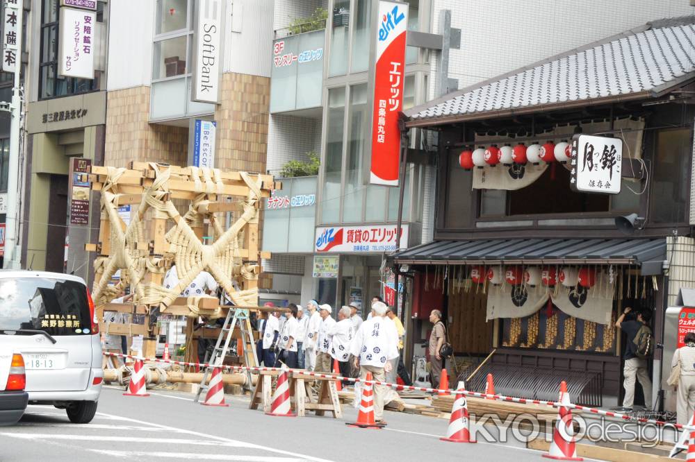 鉾建て中の月鉾と町会所