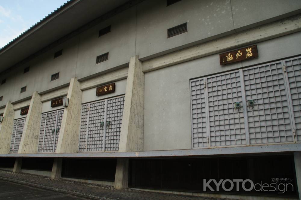 山鉾の保管倉庫（円山公園内）