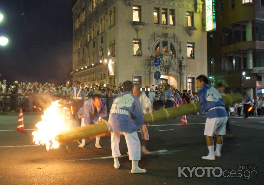 神輿洗い式を先導する、大きな松明