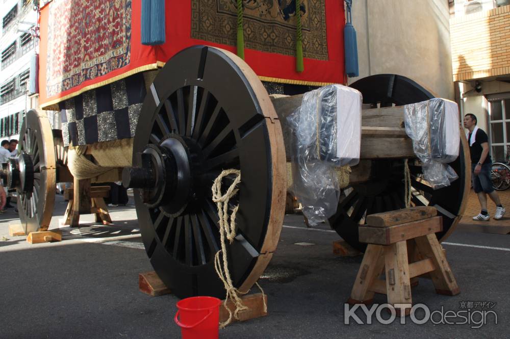 岩戸山の巨大な車輪（木製）