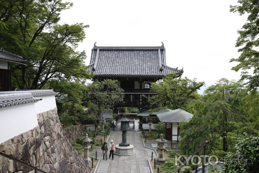 善峯寺　山門を眺める