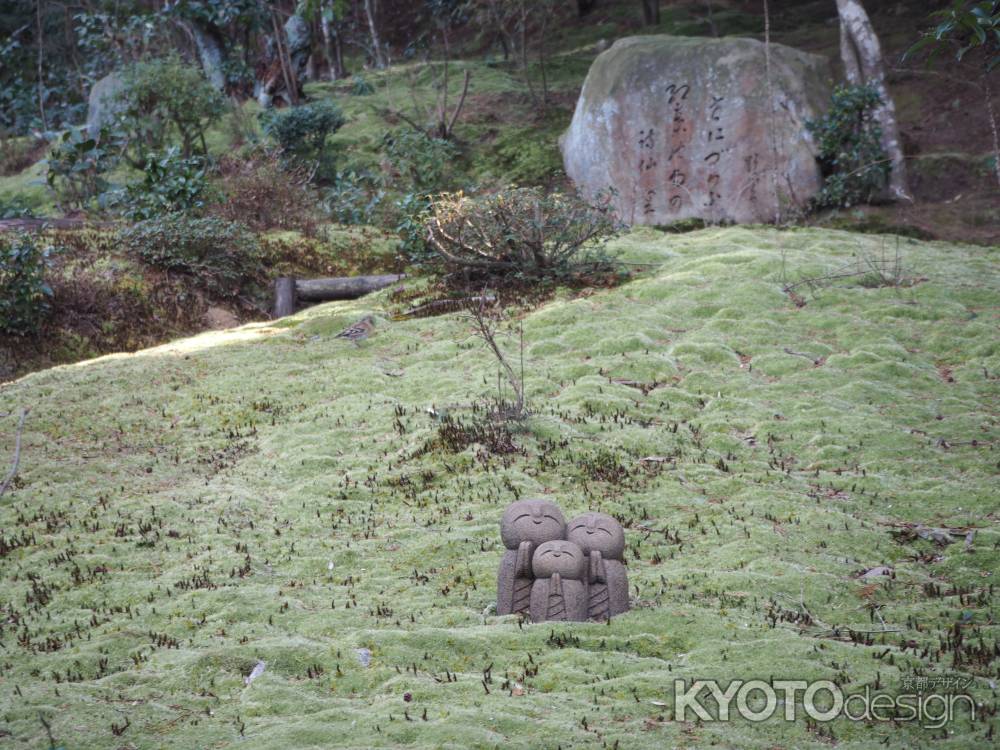 詩仙堂　庭のお地蔵さん　霜の降りた冬の朝