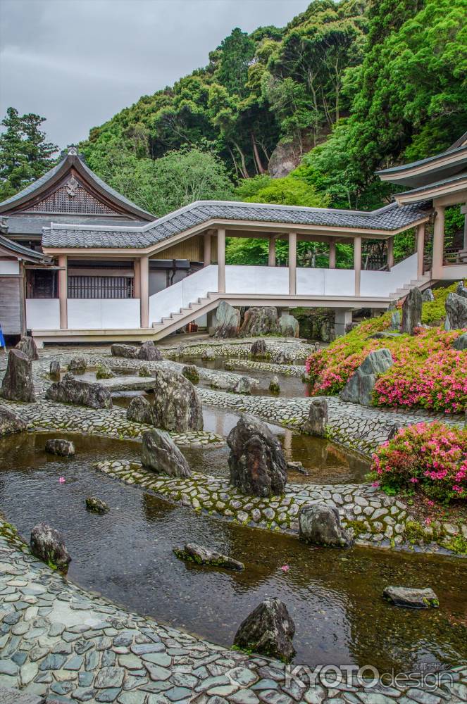 松尾大社の曲水の庭を流れる水