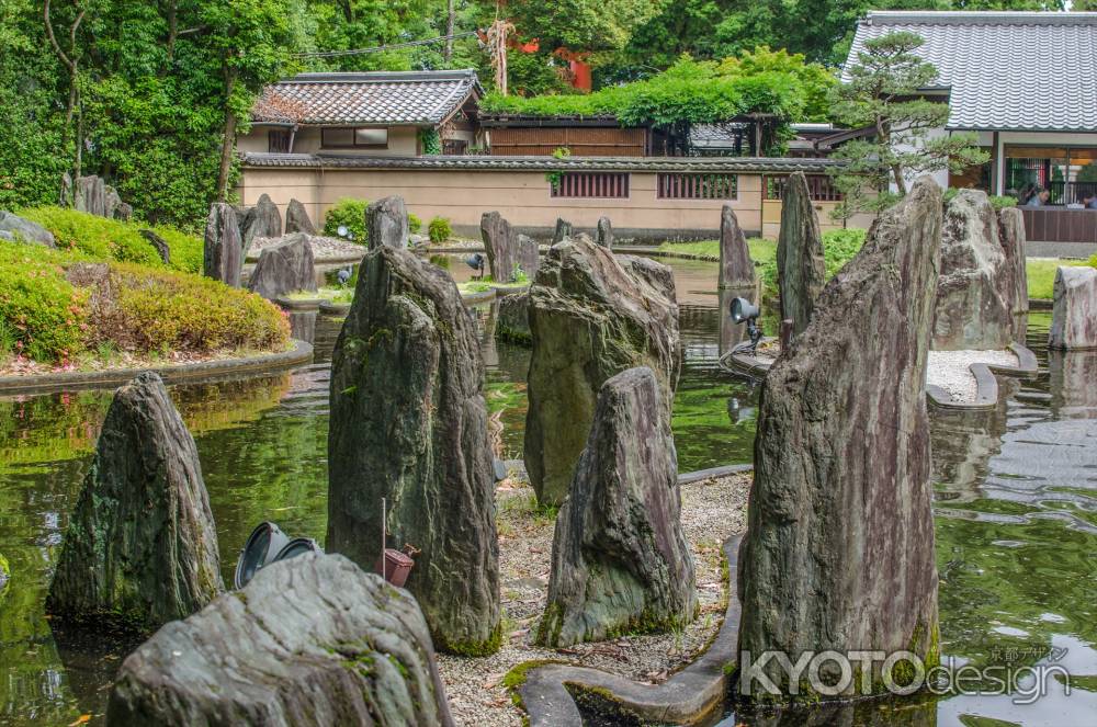 松尾大社は松風苑三庭の一つ、蓬莱の庭の巨石群