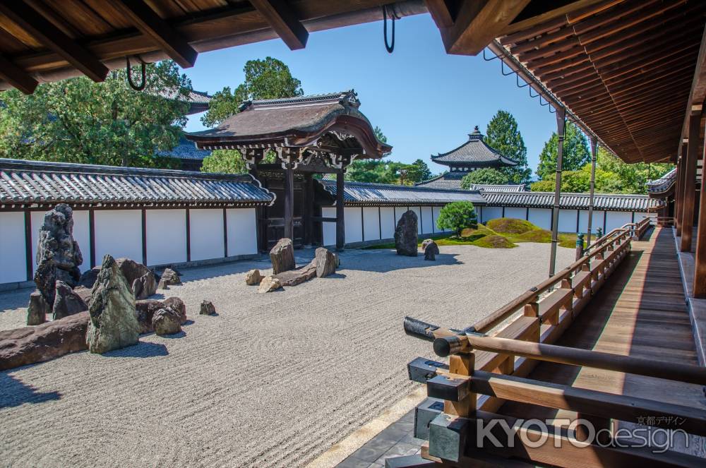 東福寺方丈の南庭を東側から見る