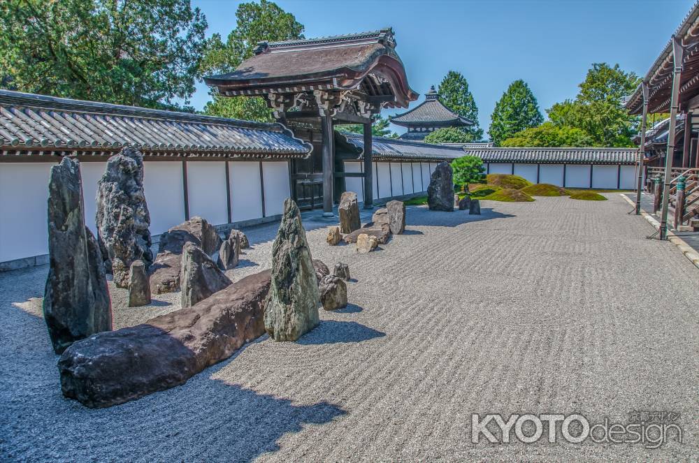 東福寺方丈の南庭で、石組みに寄って見る