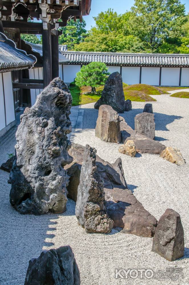 東福寺方丈の南庭で、細長い巨石の石組みに寄って見る