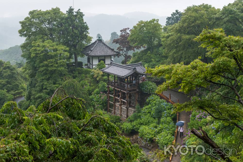 雨の善峯寺、清水寺の舞台に似た足の長いお堂