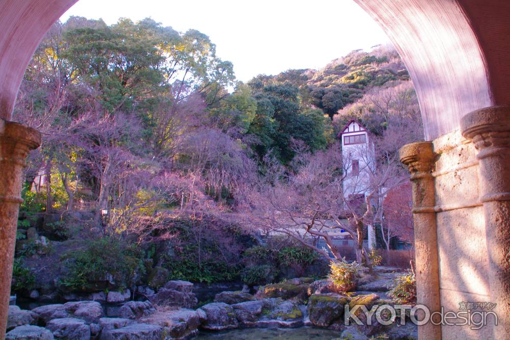 夕日を浴びる山荘庭園