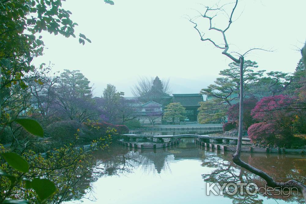 緑にけむる庭園