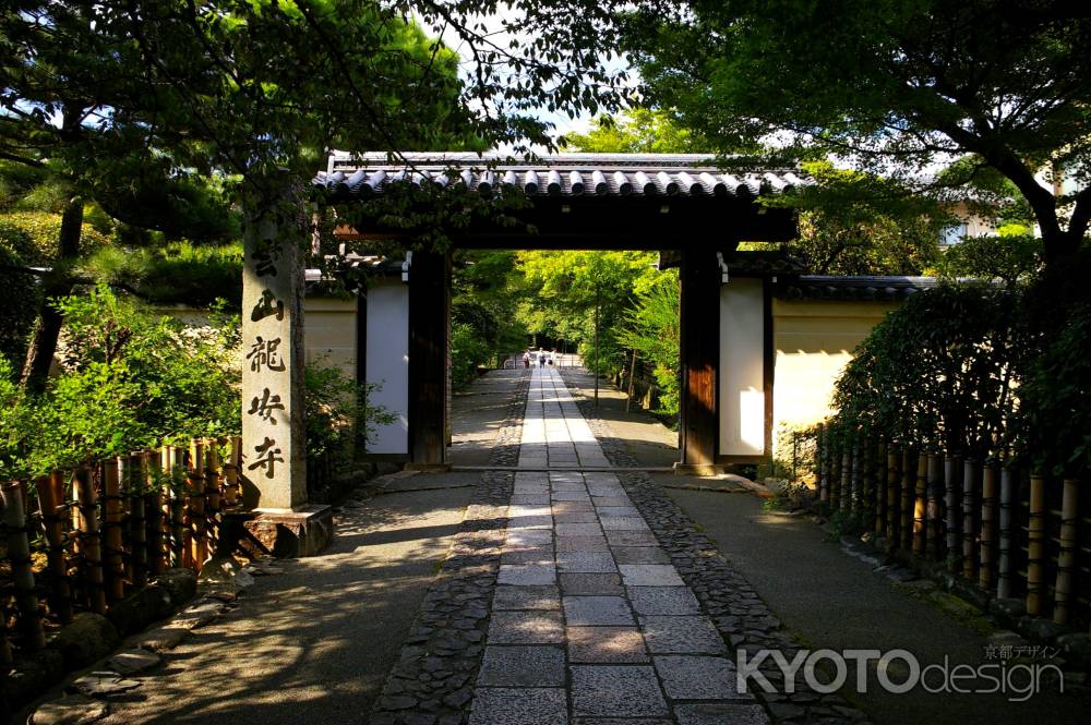 夏の龍安寺参道2