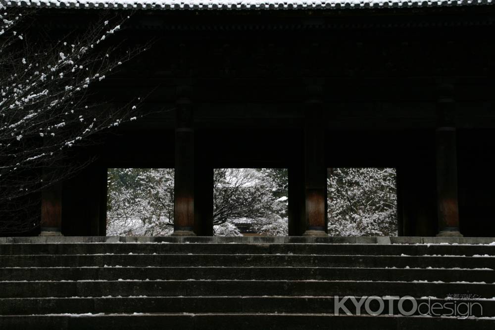 南禅寺三門の雪