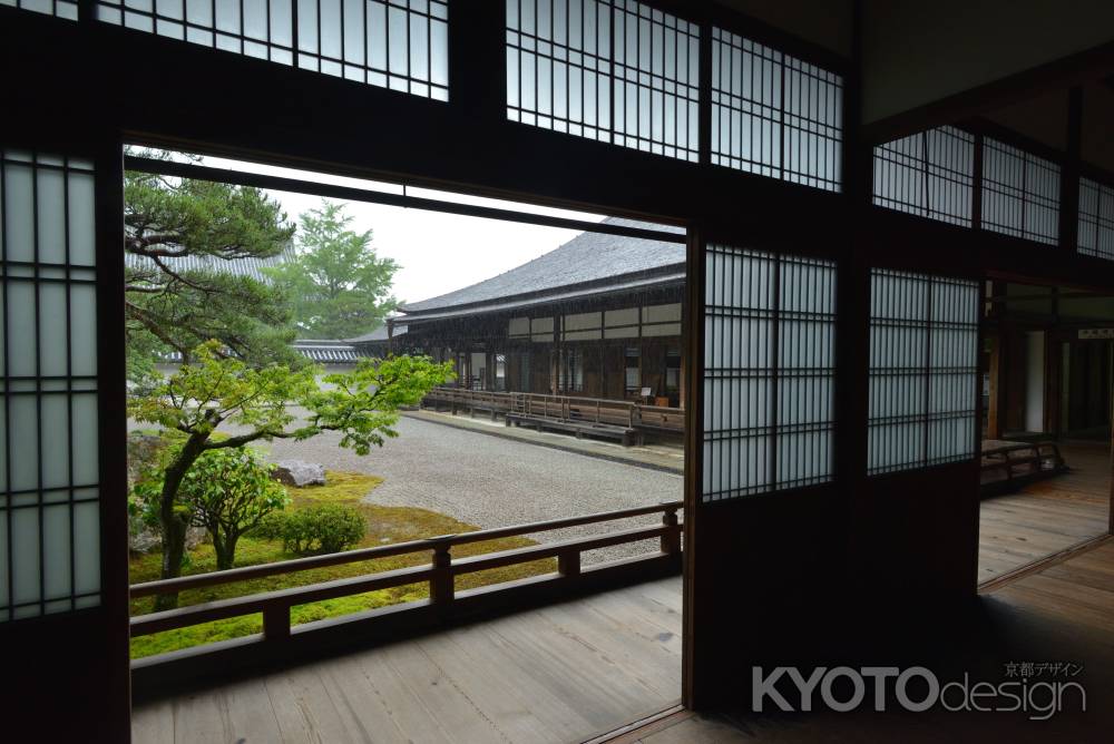 雨に煙る南禅寺