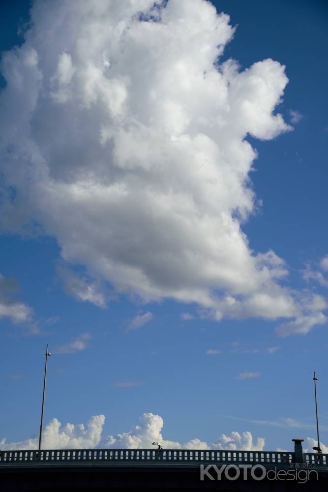 賀茂大橋に綿菓子雲