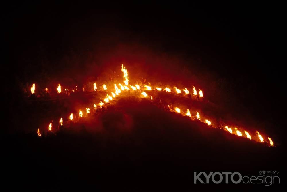 京の夜空に左大文字　