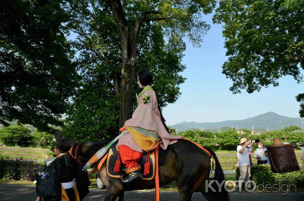 騎女（むなのりおんな）さん　比叡山を背景に