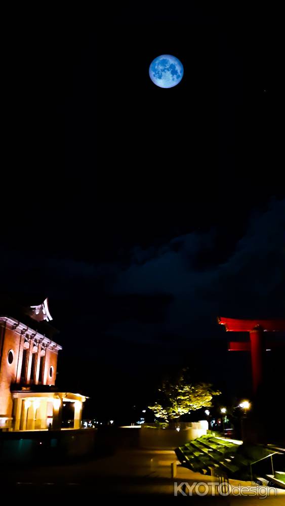 夜空高くスーパーブルームーン