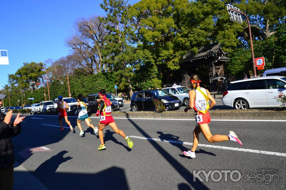 京都御苑前を通過