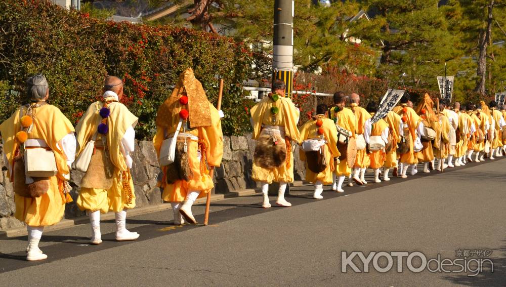 寒中托鉢修行　西へ東へ