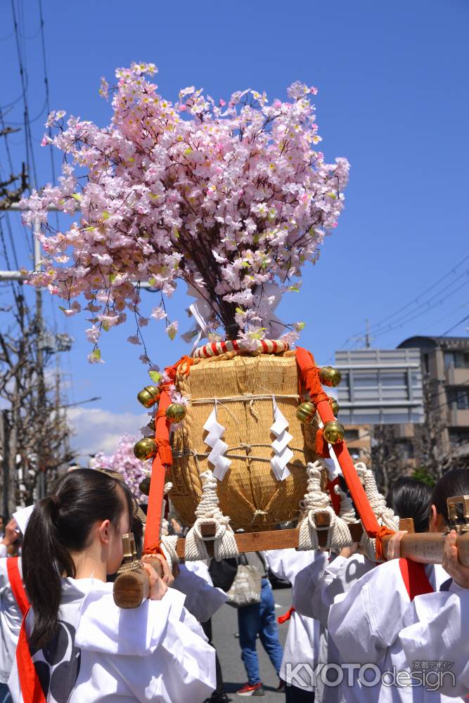 青空に舞う　女神輿