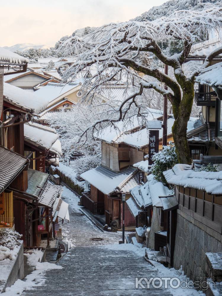 雪の産寧坂　