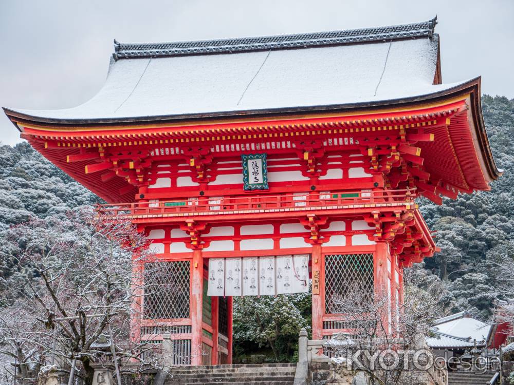 雪化粧の清水寺仁王門