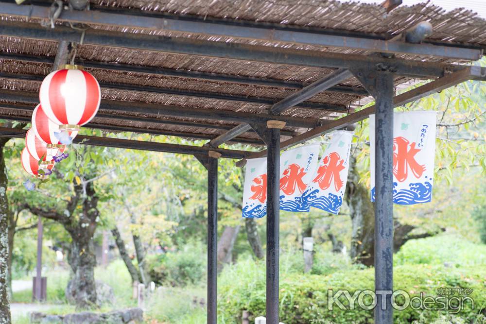 京都嵐山の夏の風景。提灯と「氷」の旗が揺れる軒先