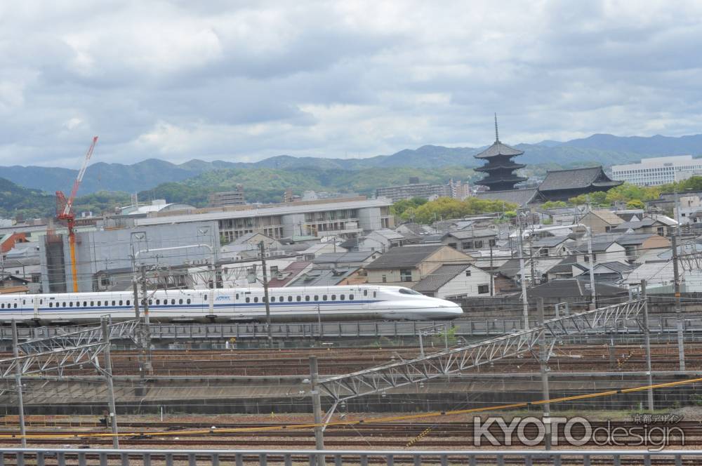 東寺を行く新幹線