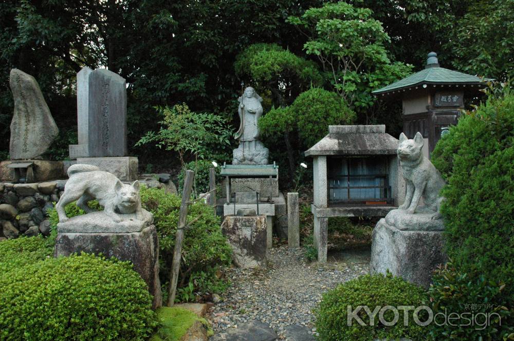 即成院　弘法大師像と狛犬たち