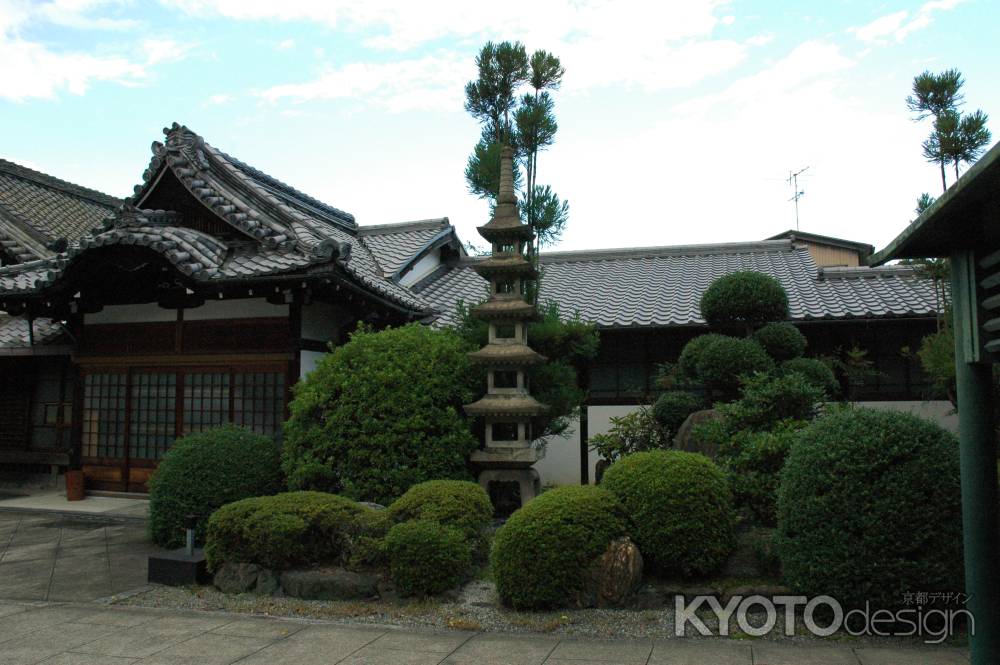 即成院　境内の石塔