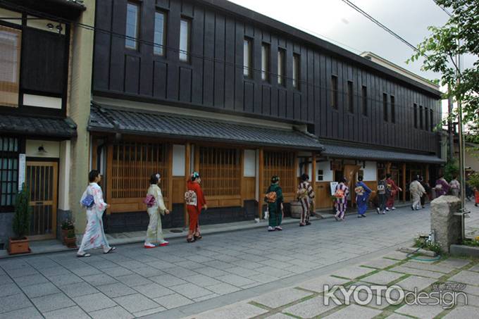 西陣　着物の女性が歩く風景