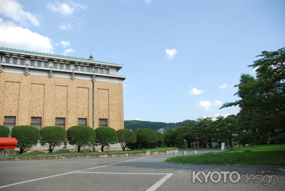 京都市美術館と東山連峰