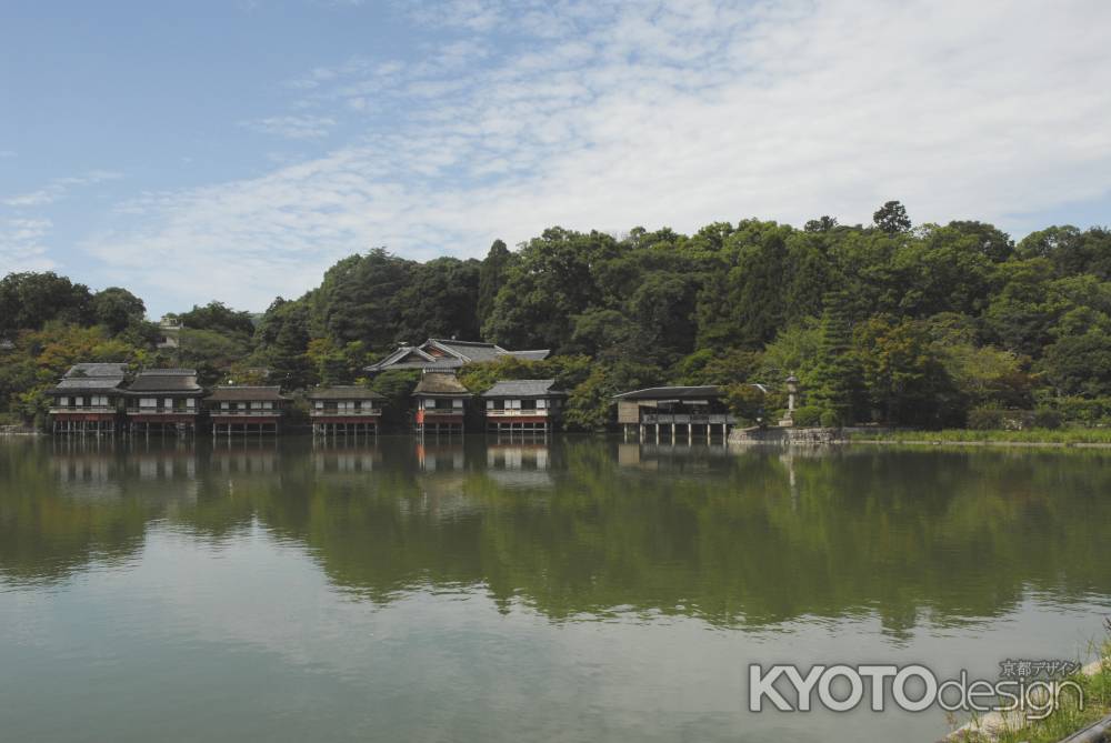 長岡天満宮の八条ヶ池に浮かぶ数奇屋造りの建物