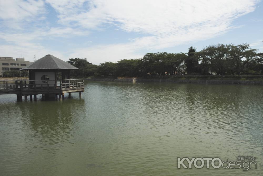 長岡天満宮　八条ヶ池に浮かぶ六角舎